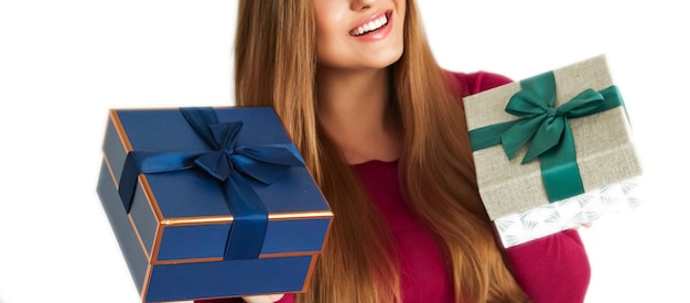 Cadeaux de Noël d'anniversaire ou cadeau de vacances happy woman holding gift boxes isolé sur fond blanc