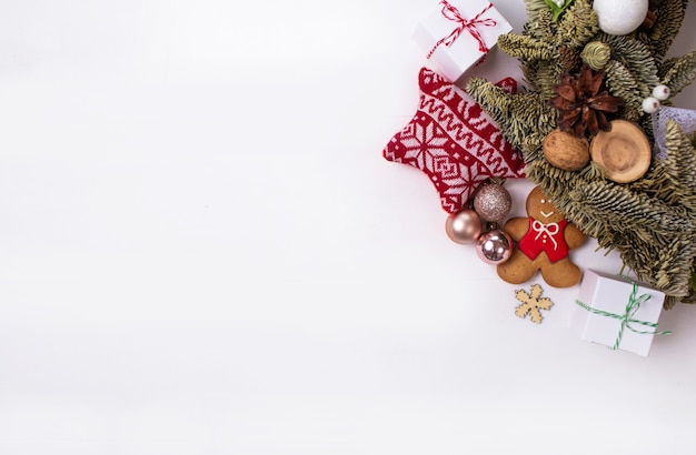 Les Cadeaux De Noël Et Les Belles Choses Sont Disposés En Cercle Sur Un Fond Blanc.