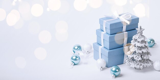 Cadeaux de Noël bleus avec décorations sur fond blanc espace de copie