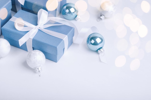 Cadeaux de Noël bleus avec décorations sur fond blanc espace de copie