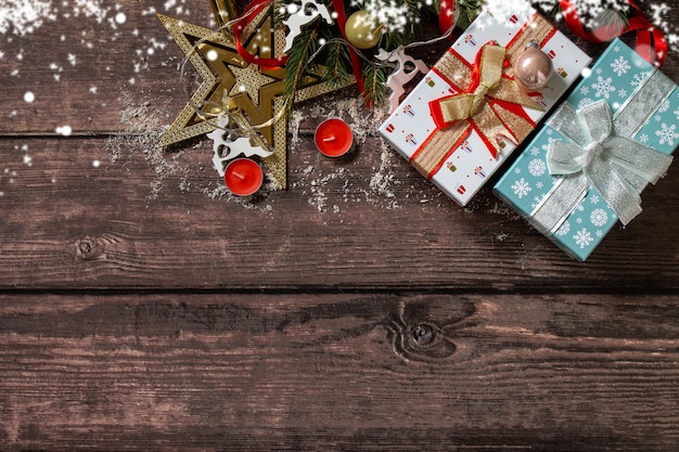 Cadeaux de Noël boîte rouge et boîte bleue décor de branche d'arbre Vue de dessus Espace de copie