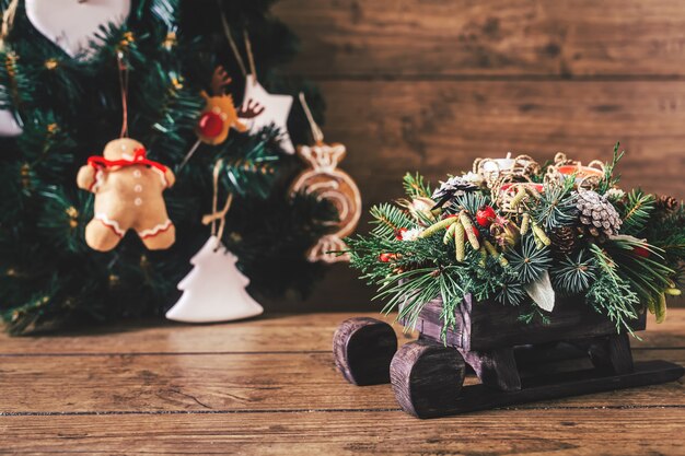 Cadeaux de Noël avec des boîtes sur fond en bois