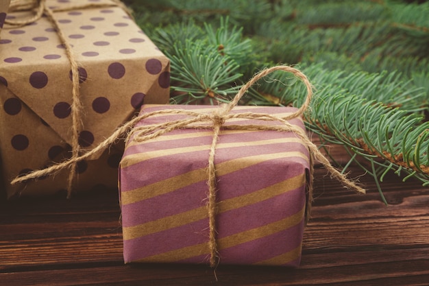 Cadeaux de Noël et des branches de pin sur une table en bois, vue de dessus