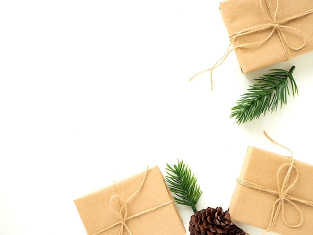 Cadeaux de Noël avec des branches de sapin sur fond blanc, Concept de vacances d&#39;hiver