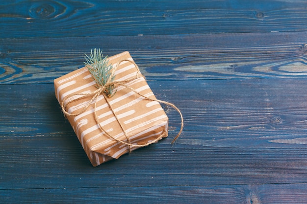 Cadeaux de Noël avec des branches de sapin sur fond en bois