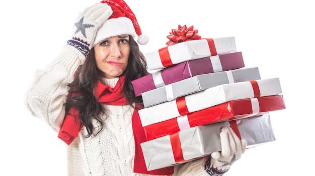 Des cadeaux de Noël causant des maux de tête à une femme sur un fond isolé.