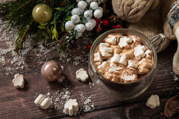 Cadeaux de Noël et chocolat chaud avec des guimauves sur la table en bois