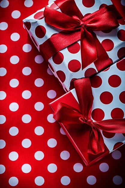 Cadeaux de Noël sur le concept de vacances textile rouge polkadot