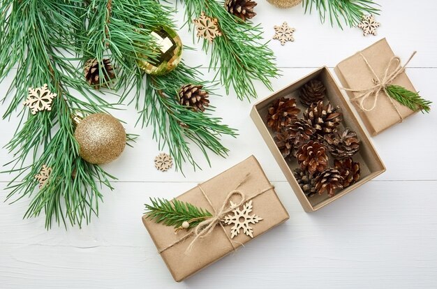 Cadeaux de Noël avec des cônes et des branches de pin décorées