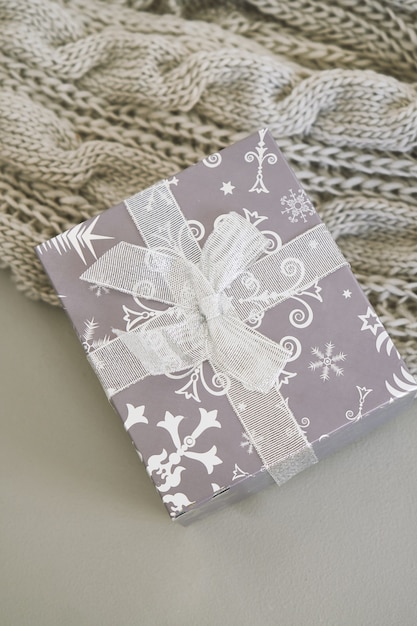 Cadeaux de Noël, couverture tricotée grise sur gris