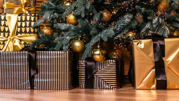 Cadeaux de Noël dans un emballage de luxe, sous le sapin de Noël