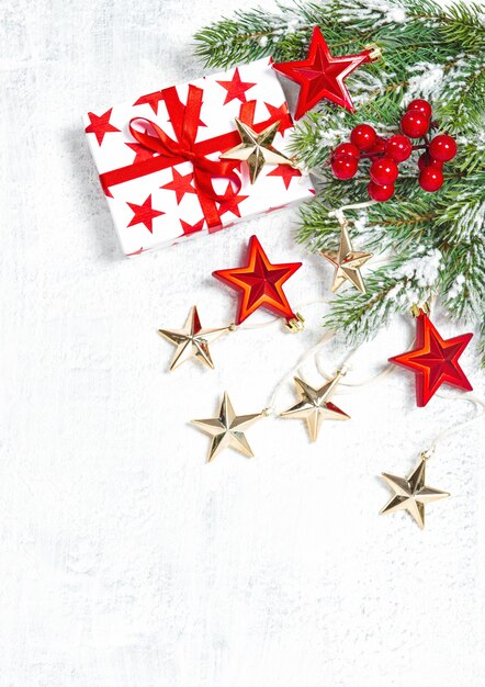 Cadeaux de Noël, décoration et branches de pin vert sur fond blanc