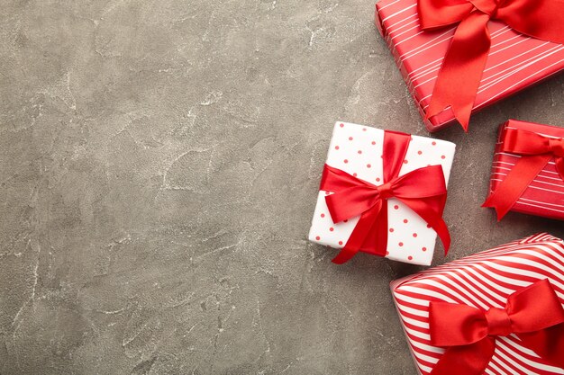 Cadeaux de Noël et décoration sur fond gris.