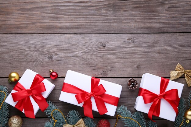 Cadeaux de Noël avec des décorations sur un fond gris.