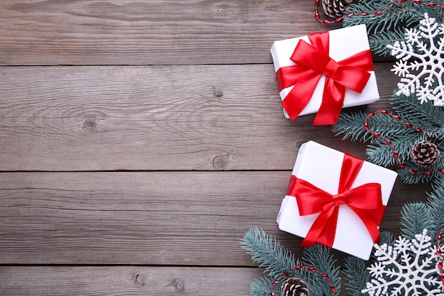 Cadeaux de Noël avec des décorations sur un fond gris.