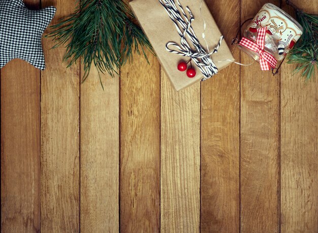 Cadeaux de Noël et décorations sur une table en bois