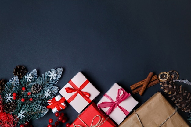 Cadeaux de Noël et décorations sur la table