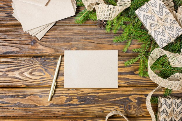 Cadeaux de Noël et du Nouvel An avec des enveloppes en papier sur un fond en bois