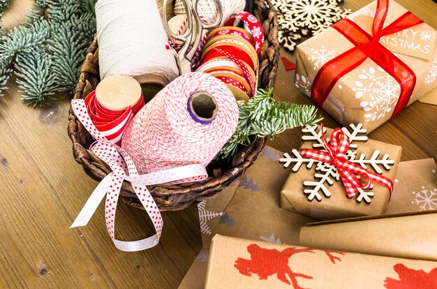 Cadeaux de Noël emballés dans du papier brun avec des rubans rouges.