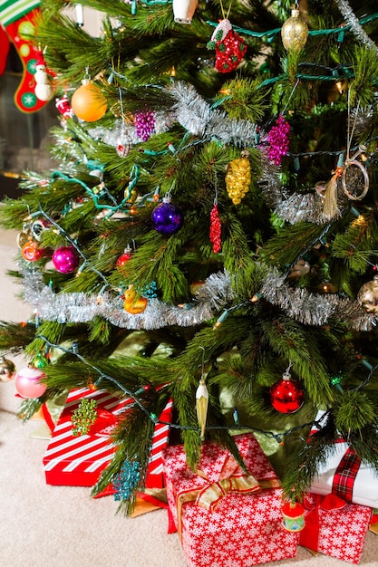 Cadeaux de Noël emballés dans du papier coloré.