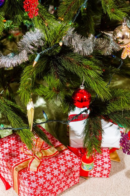 Cadeaux de Noël emballés dans du papier coloré.