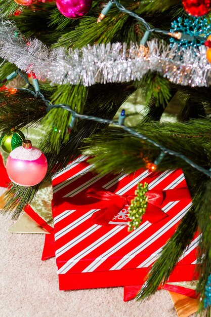 Cadeaux de Noël emballés dans du papier coloré.