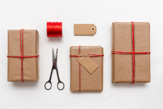 Cadeaux de Noël emballés dans du papier kraft avec ruban rouge