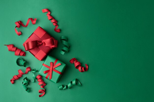 Cadeaux de Noël emballés dans du papier rouge et vert sur une vue de dessus de fond vert