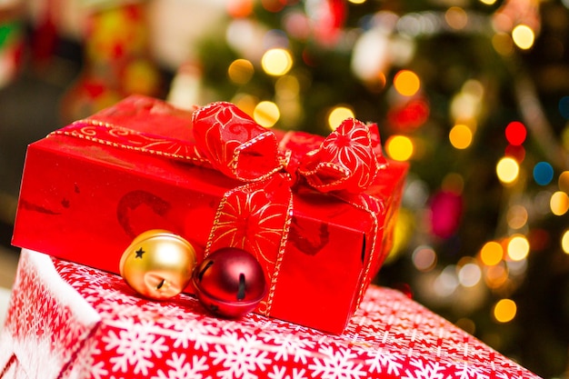 Cadeaux de Noël emballés dans du papier rouge.