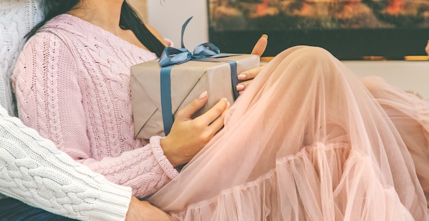 Cadeaux de Noël entre les mains d'un homme et d'une femme, mise au point sélective.