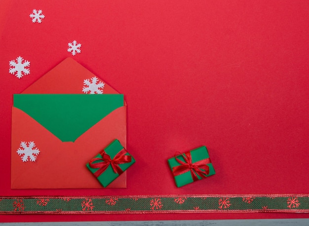 Cadeaux de Noël avec enveloppe et flocons de neige