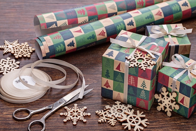 Photo cadeaux de noël avec des flocons de neige en bois.