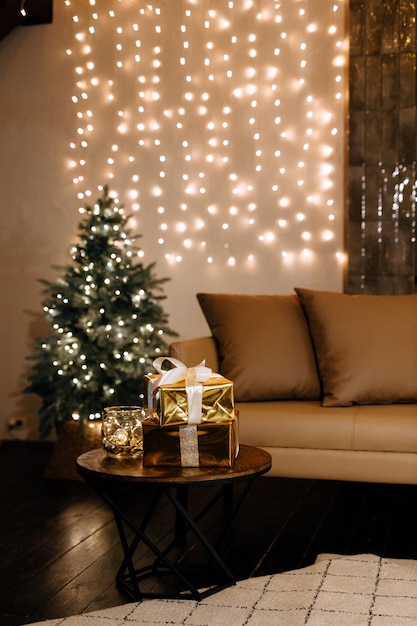 Cadeaux de Noël sur le fond de l'arbre de Noël le soir