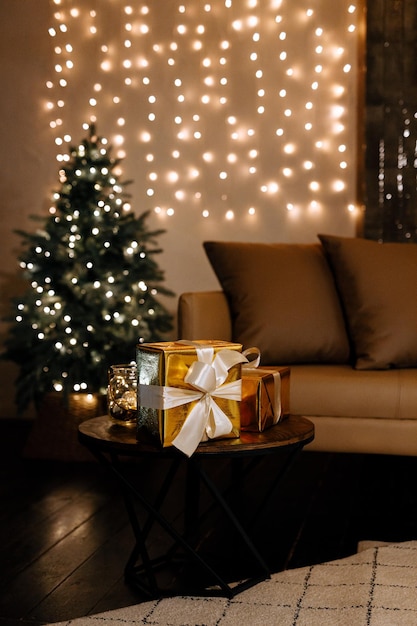 Cadeaux de Noël sur le fond de l'arbre de Noël le soir