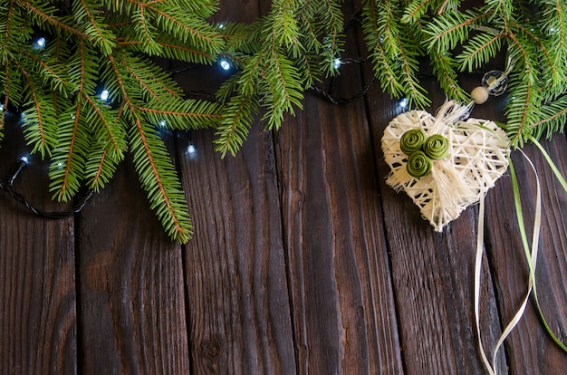 Cadeaux de Noël sur fond blanc en bois avec des branches d'arbres. Cadeaux de nouvel an