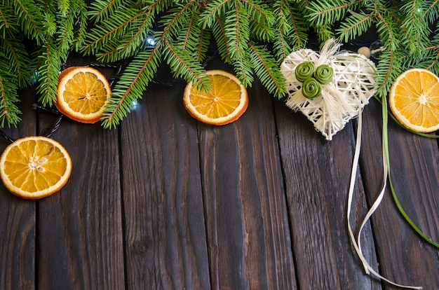 Cadeaux de Noël sur fond blanc en bois avec des branches d'arbres.