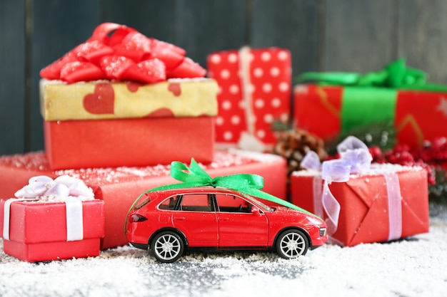 Cadeaux de Noël sur fond de bois de couleur