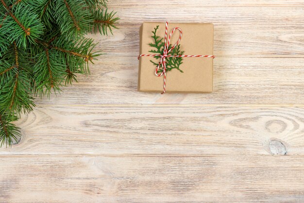 Cadeaux de Noël sur fond en bois