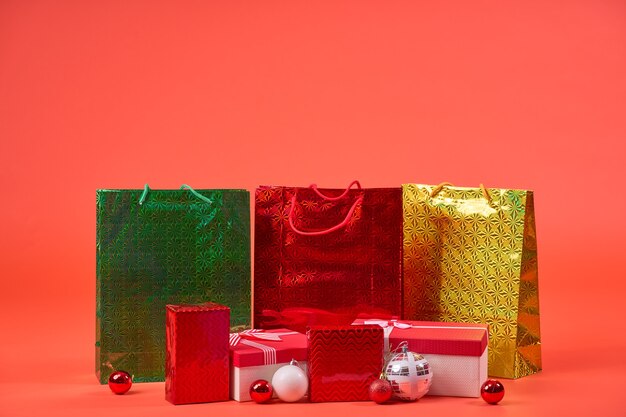 Cadeaux de Noël sur fond orange