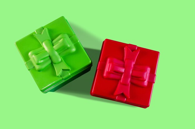 Cadeaux de Noël sur fond vert Vue de dessus des boîtes rouges et vertes