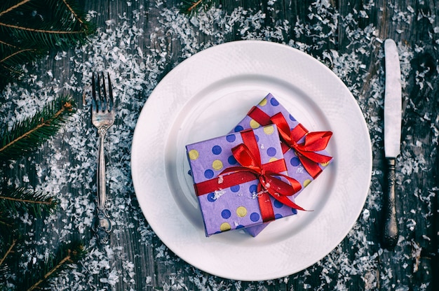 Cadeaux de Noël sur la plaque blanche