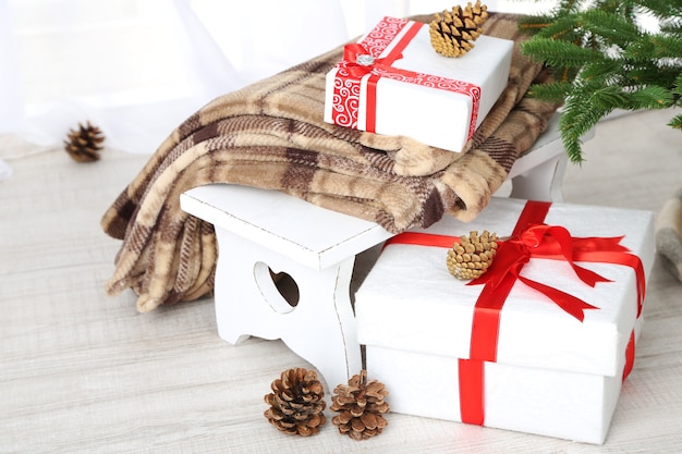 Cadeaux de Noël près de l'arbre de Noël sur une surface en bois