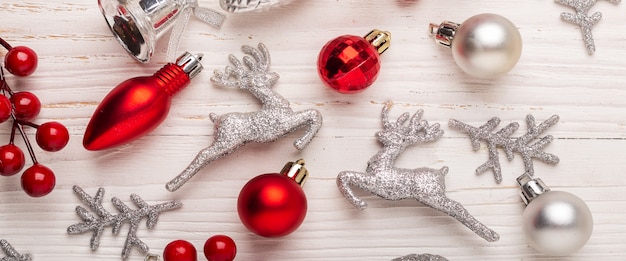 Cadeaux de Noël rouge argent sur bois blanc