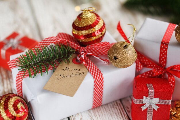 Cadeaux de Noël rouges et blancs de groupe décorés et des grelots dorés