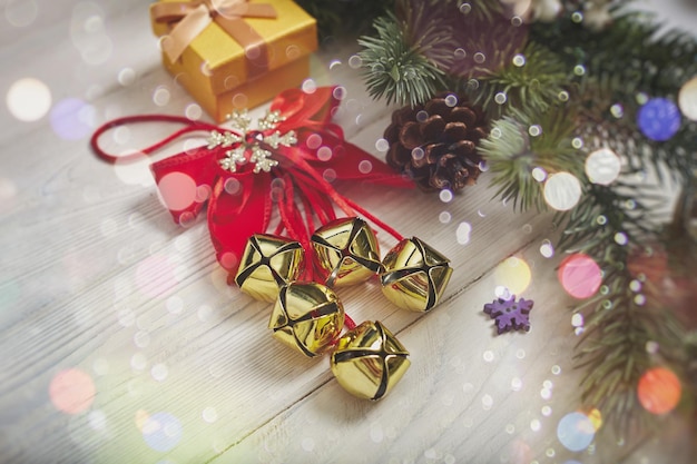 Cadeaux de Noël avec ruban jaune sur fond de bois blanc dans un style vintage