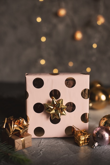 Photo cadeaux de noël avec ruban rouge sur fond de bois foncé dans un style vintage