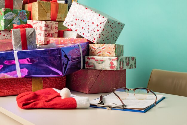 Les cadeaux de Noël se trouvent sur la table dans le bureau du père Noël moderne