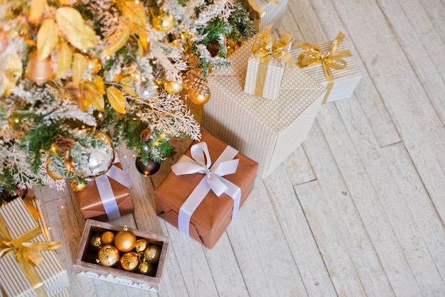 Les cadeaux de Noël sont sous l'arbre