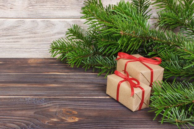 Cadeaux de Noël sous un arbre. Branches de sapin. Composition de Noël et bonne année