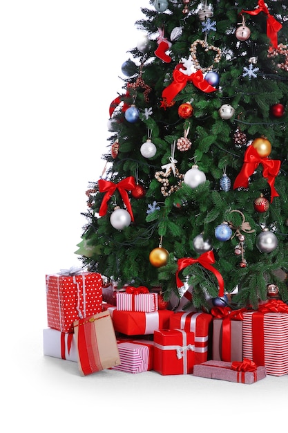 Cadeaux de Noël sous le sapin, isolé sur blanc